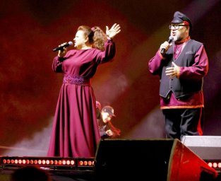 Лауреаты музыкальной премии "Шлягер года" Петр и Марина Суховы выступили на сцене Лауреаты музыкальной премии "Шлягер года" Петр и Марина Суховы выступили на сцене